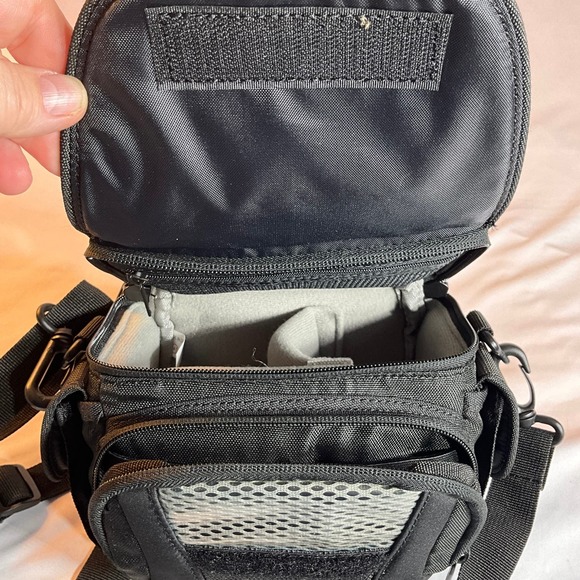 Lowepro Compact Digital Camera Bag - Adjustable Strap & Handle for Easy Portable - Picture 8 of 10